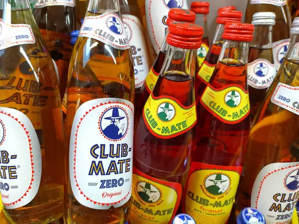 Viyana, Avusturya, 27 Haziran 2024: Popüler içecek Club-Mate 'in farklı çeşitlerde mevduat cam şişelerde Macro çekimi. Alman Kaybeden Bira Fabrikası 'nın kafeinli karbonatlı ve mat özlü içeceği..
