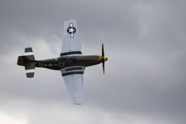 New Orleans, LA, ABD, 27 Ekim 2017: Kuzey Amerika Havacılık P51 Mustang, ABD 'li tek koltuklu avcı uçağı. 2. Dünya Savaşı Hava, Deniz ve Kara Festivali 2017 'de New Orleans Lakefront Havaalanı' nda uçuyor..