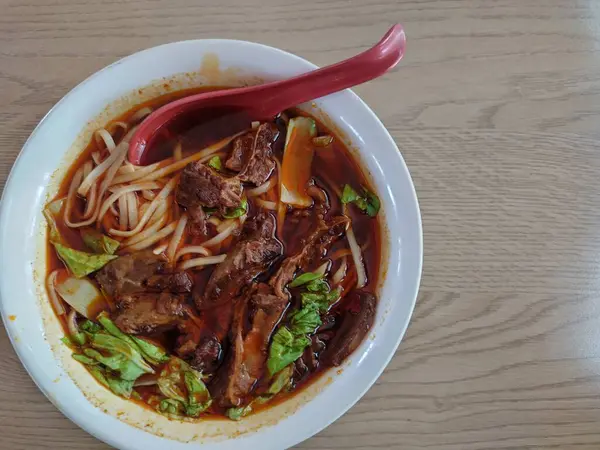 stock image Close up of fresh spicy beef noodle soup served in a restaurant at the southern tip of Taiwan. Typical delicious asian dish. Ramen noodles.