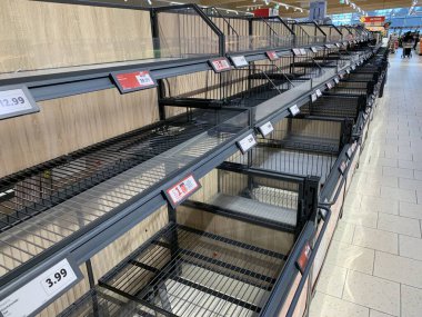 Gaenserndorf, Avusturya, 22 Haziran 2024: Avusturya bakkal dükkanı Lidl 'deki boş rafların kapatılması. Promosyon ürünleri, haftalık teklifler, satışlar.