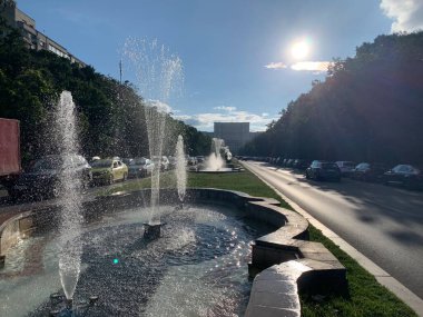 Bükreş, Romanya, 3 Temmuz 2024: Union Bulvarı 'ndaki (Romen Bulevardul Unirii) su çeşmelerini ve trafiği kapatın. Mesafe Parlamento Sarayı. Bükreş 'in merkezinde büyük bir cadde var. Şehirde yaz mevsimi. Ünlü simge..