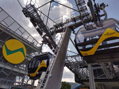 Schladming, Ennstal, Styria, Avusturya, 11 Temmuz 2024: Kayak salıncağı Planai Schladming teleferiğinin modern gondollarının alçak açılı çekimi. Kışın büyük bir kayak alanı, yazın bisiklet ve yürüyüş olanakları..