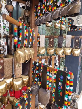 Avusturya 'nın Schladming kentindeki ahşap tezgahta satılık farklı boylarda çanlar. Dağ otlaklarında öten inek çanları tarzında hatıralar..