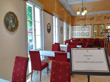 Bad Ischl, Yukarı Avusturya, Avusturya, 6 Temmuz 2024: Salzkammergut bölgesindeki Zauner Kafe ve kek dükkanının içi. Avusturya kahve kültürü ve geleneksel mimari 1940 'lardan kalma. Dikkat, oda özel parti için ayrılmıştır diyor..