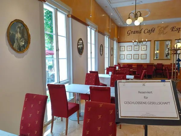 Bad Ischl, Yukarı Avusturya, Avusturya, 6 Temmuz 2024: Salzkammergut bölgesindeki Zauner Kafe ve kek dükkanının içi. Avusturya kahve kültürü ve geleneksel mimari 1940 'lardan kalma. Dikkat, oda özel parti için ayrılmıştır diyor..