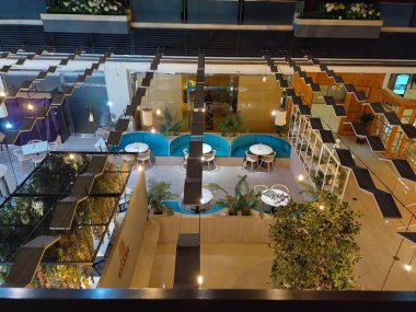 Kaohsiung, Tayvan, 24 Mart 2024: Güneydoğu Tayvan 'daki Howard Plaza Oteli' nin en iyi restoran ve lobi manzarası. Zarif iç tasarım.