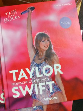 Viyana, Avusturya, 27 Haziran 2024: Amerikan müzisyen Taylor Swift 'in ikonik kıyafetleriyle ilgili birçok resimli Alman baskısı. Viyana 'daki kitapçı Thalia' da görüldü..