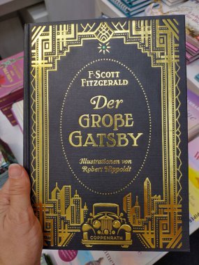 Viyana, Avusturya, 27 Haziran 2024: Resimli klasik kitap The Picture of Dorian Gray 'in Almanca baskısı. (Das Bildnis des Dorian Gray). İrlandalı yazar Oscar Wilde 'ın felsefi romanı. İlk basım 1890.