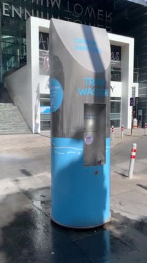 Viyana, Avusturya, 31 Temmuz 2024: Viyana 'nın 20. Bölgesi' ndeki Millenium City alışveriş merkezinin önündeki mobil içme havuzu. Sıcak yaz günlerinde serinletici etkisi olarak sis banyosu yapan su dağıtıcısı.