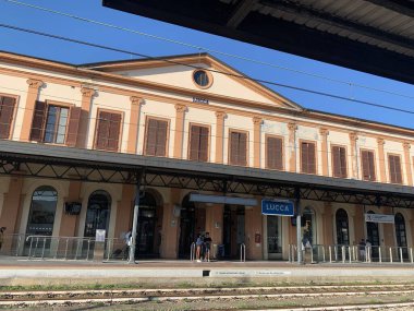 Lucca, İtalya, 1 Ekim 2021: Lucca Demiryolu İstasyonu, Stazione di Lucca, Orta İtalya Toskana Bölgesi. 1846 'da açıldı. Tren istasyonuna gidiş geliş trenleri Trenitalia tarafından işletilir. Güneşli bir gün.