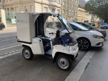 Viyana, Avusturya, 28 Ağustos 2024: Viyana şehri tarafından işletilen fütüristik elektro araç. Norveçli Paxster şirketi tarafından üretilen son mil mikro araba. Kentsel bilişim altyapısının mobil bakımı için kullanılır.