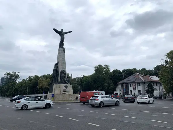 Bükreş, Romanya, 3 Temmuz 2024: Şehir merkezindeki Havacılar Meydanı 'nda Hava Kahramanları Anıtı' nın (Monumentul Eroilor Aerului) önünden geçen trafik.