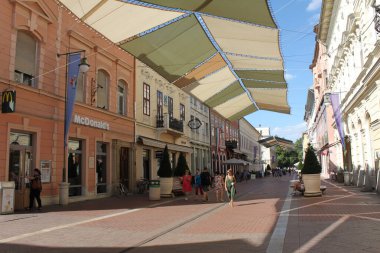 Szeged, Macaristan, 7 Ağustos 2024: Szeged 'deki yaya bölgesi güneş yelkenleriyle korunuyor. Güneşli bir yaz günü. Macaristan 'ın Sırbistan sınırı yakınlarındaki Güney Büyük Ovası' nın en büyük şehir ve bölge merkezi..