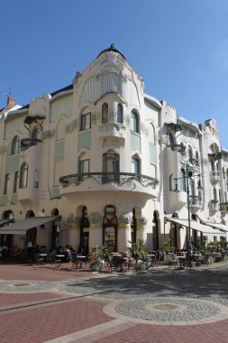 Szeged, Macaristan, 7 Ağustos 2024: Rek Palace (Macar Rek palota) in Art Nouveau style. Köşeden makro shot. Macaristan 'ın güneyindeki Szeged şehrinde ünlü bir manzara. Dikey resim.