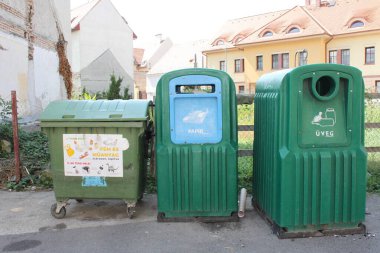 Sopron, Macaristan, 9 Ağustos 2024: Macaristan 'da atık toplama alanı. Sopron 'un merkezinde plastik, cam ve kağıt için farklı şekilli geri dönüşüm kutuları ve kaplar. Çevre dostu sıralanmış geri dönüşüm.