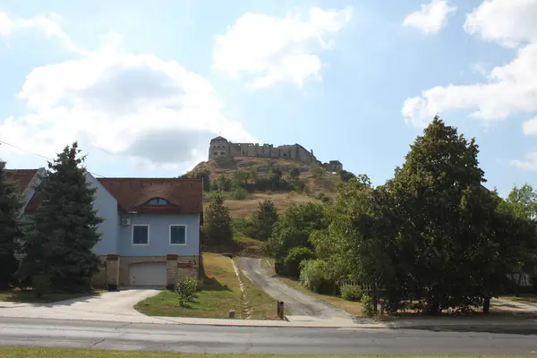 Smeg, Macaristan, 9 Ağustos 2024: Yaz günü Smeg Şatosu (Macar Smegi Vr) manzarası. Ortaçağ kaleleri Castle Hill denilen dağın tepesinde yer almaktadır.. 