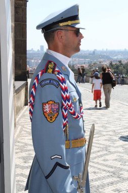 Praha, Çek Cumhuriyeti - 25 Ağustos 2009: şık Prag Kale Muhafızları yakın plan. Açık mavi üniformalı asker. Çek Cumhuriyeti Askeri Ofisi, MOPR (Vojensk kancel prezidenta republiky, VKPR) resmi askeri bölüm.