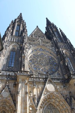 Prag, Çek Cumhuriyeti - 25 Ağustos 2009: Prag 'daki Metropolitan Saints Vitus, Wenceslaus ve Adalbert Katedrali' nin batı manzarası ve ana portalı. Dikey görüntü. Mavi gökyüzü. Kimse.