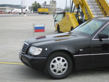 Schwechat, Avusturya 24 Nisan 2010: Rusya devlet başkanı Vladimir Putins 'in Avusturya ziyareti sırasında Viyana Uluslararası Havalimanı' nda Rus bayrağı taşıyan siyah limuzin bekliyor. Pennon 'un ayrıntıları arabada..