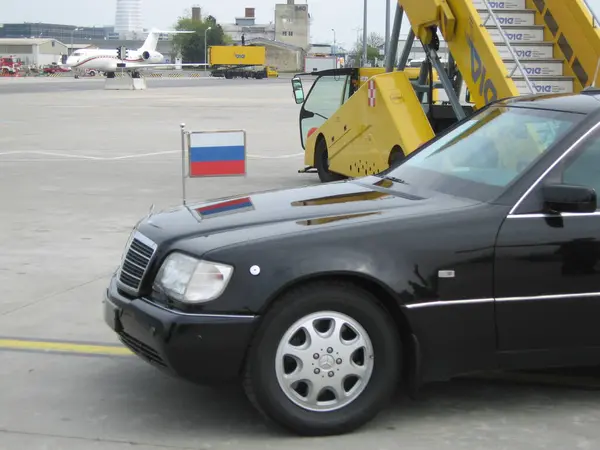 Schwechat, Avusturya 24 Nisan 2010: Rusya devlet başkanı Vladimir Putins 'in Avusturya ziyareti sırasında Viyana Uluslararası Havalimanı' nda Rus bayrağı taşıyan siyah limuzin bekliyor. Pennon 'un ayrıntıları arabada..