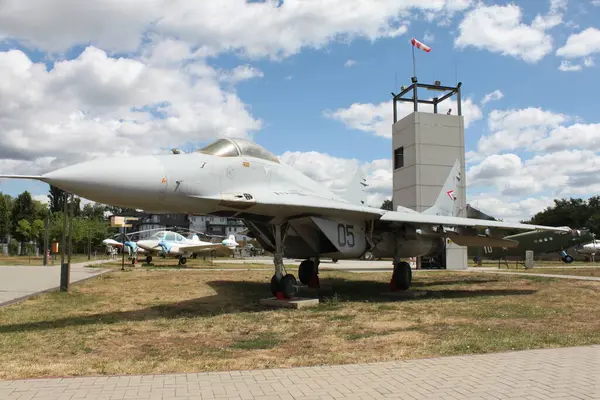 Szolnok, Macaristan - 6 Ağustos 2024: Macar Hava Kuvvetleri 'nin Mig-29B Jet Fighter Aircraft' ının önü Szolnok Uçak Müzesi 'nde dış ekrana park edilmiş. Szolnoki Replmzeum, Szolnok RepTr Müzesi