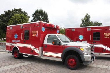 Washington DC, ABD, 16 Eylül 2024: ABD Capitol, Washington DC 'de iki ambulans arabası. Acil tıbbi servis sağlıyor. Kırmızı Ford F450 Ambulans tıbbi yardım sağlıyor.