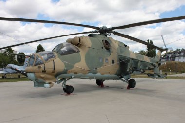 Szolnok, Macaristan, 6 Ağustos 2024: Mil Mi-24 Macar Hava Kuvvetleri bombardıman uçakları kapasiteli saldırı helikopteri. Uçak Müzesi Szolnok. Szolnoki Replmzeum, Szolnok RepTr Müzesi. Hava sergisi