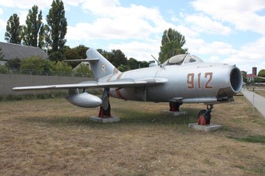 Szolnok, Macaristan - 6 Ağustos 2024: Mig-15 BiSZ Jet Fighter Aircraft of Hungarian People 's Army Air Force (Macar Halk Ordusu Hava Kuvvetleri) uçağı Szolnok Uçak Müzesi' nde sergilenmektedir. Szolnoki Replmzeum, RepTr Müzesi.