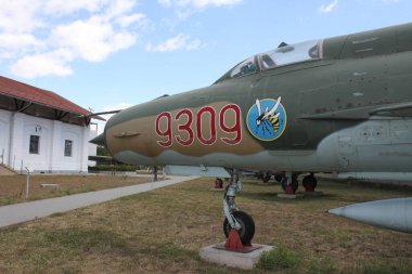 Szolnok, Macaristan - 6 Ağustos 2024: Macar Hava Kuvvetleri 'nin Mig-21 MF Jet Fighter Aircraft' ında eşekarısı boyasıyla burun bölümünün ayrıntıları. Havacılık müzesinde sergi. Szolnoki Replmzeum, RepTr Müzesi.