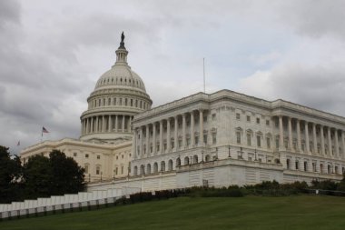 Washington DC, ABD, 16 Eylül 2024: ABD Kongre Binasına erişimi engelleyen bariyer. Gündüz vakti Capitol Hill 'deki Capitol Binası' nın manzarası. Binanın etrafındaki kapalı alan. Gri gökyüzü.