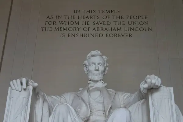 Washington DC, ABD, 16 Eylül 2024: ABD 'deki National Mall' da Lincoln Memorial 'ın içindeki Abraham Lincoln heykelinin yakın görüntüsü. Arkaplanda bulunan ünlü ifade.