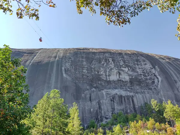 Stone Mountain, Gürcistan, ABD 20 Eylül 2024: Stone Mountain, GA 'da tartışmalı tarihi oymalar çerçevesinde üç İç Savaş Konfederasyon Generali resmediliyor. Kablolu araba. Sonbaharın başlarında güneşli bir gün.