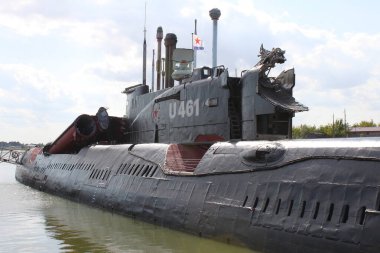 Peenemunde, Usedom, Vorpommern-Greifswald, Mecklenburg-Batı Pomerania, Almanya - 23 Ağustos 2009: U461, tarihi Sovyet Juliett sınıfı denizaltı. Peenemnde Müzesi. Bulutlu yaz günü.