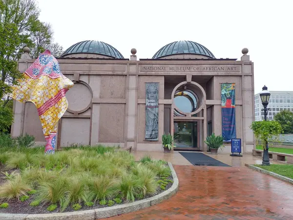 Washington DC, ABD, 30 Eylül 2024: Ulusal Afrika Sanat Müzesi Smithsonian Institution 'ın Afrika sanat müzesidir. 1964 'te kurulmuş. Yağmurlu bir gün, hiç kimse.