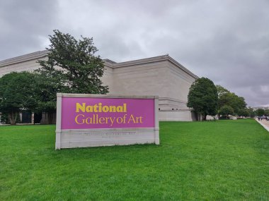 Washington DC, ABD, 2 Ekim 2024: Ulusal Sanat Galerisi 'nin büyük işareti. Washington D.C. 'deki sanat müzesi, National Mall' da yer alıyor. Halka açık, ücretsiz. Özel olarak kurulmuş 1937.