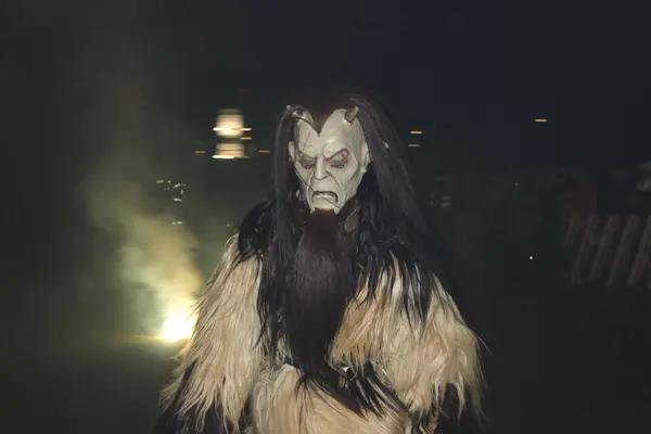 Ganserndorf, Avusturya - 23 Kasım 2024: Krampus, Perchtenlauf, Avusturya. Orta ve Doğu Alp folklorik geleneği. Azize Nicholas 'a çocukları ziyaret ederken eşlik eden kıpkırmızı bir figür..