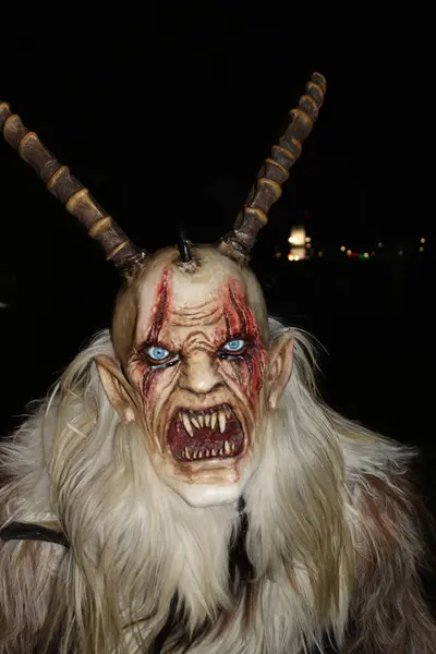 Ganserndorf, Avusturya - 23 Kasım 2024: Krampus yüz maskesi ayrıntıları. Geceleri Avusturya 'da Perchtenlauf. Boynuzlu antropomorfik figür. Alp folklorik geleneği. Popüler Noel etkinliği. Şeytani kostüm. Perchten Aziz Nicholas 'a eşlik edecek..