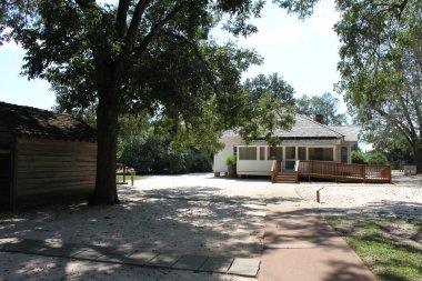 Plains, Georgia, Amerika Birleşik Devletleri - 22 Eylül 2024: Jimmy Carters Okçuluk 'taki çocukluk çiftlik evi, Georgia ağaçlarla çevrili.
