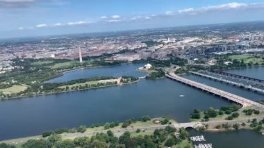 Arlington, VA, ABD - 19 Eylül 2024: Ronald Reagan Washington Ulusal Havalimanı DCA 33 numaralı pistten havalandıktan sonra Washington DC 'nin havadan görünüşü. Potomac nehri ve uçağın sancak tarafında görüş açısı..