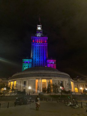 Varşova, Polonya - 5 Ekim 2019: Kültür ve Bilim Sarayı gece aydınlandı. Lehçe: Paac Kultury i Nauki, PKiN. 1955 yılında tamamlanmış, 237 metre yükseklikte ve çok amaçlı bina. Dikey