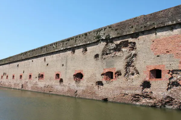 Savannah, GA USA - 23 Eylül 2024: Fort Pulaski Ulusal Anıtı. Tuğla duvar, Birlik topçu mermilerinden hasar gördü. Kraterler güney ve güneydoğu duvarlarını kısmen onardılar. Su dolu hendek