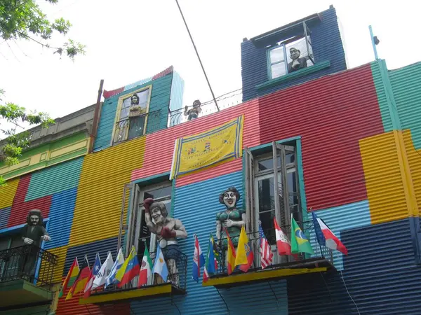 Buenos Aires, Arjantin - 24 Kasım 2013: Buenos Aires 'in La Boca semtinde renkli binalar ve heykeller. Eski tersane şimdi ünlü, Caminito, Tango dansçılarının gösteri yaptığı yer..