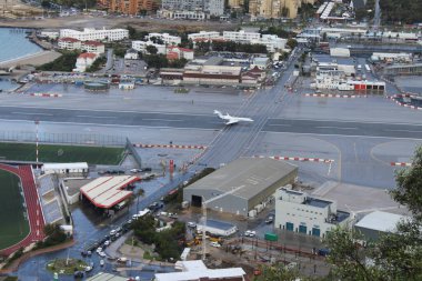 Cebelitarık, Birleşik Krallık - 8 Kasım 2010: Cebelitarık şehrinin ortasında Kraliyet Hava Kuvvetleri istasyonunda veya Cebelitarık uluslararası havaalanında şirket jeti taksisi. Bulutlu bir gün.