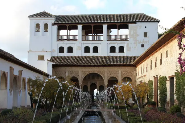 Granada, İspanya - 10 Kasım 2010: Granada 'daki tarihi Alhambra Sarayı' nın ön bahçesinde fıskiyeler var. Güzel kemerler ve balkonlar süssel İslami sanatla kaplı..