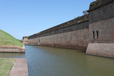 Savannah, Gürcistan, ABD - 23 Eylül 2024: Toprak tepecikleri, su dolu hendekler, embriyolar ve Fort Pulaski Ulusal Anıtı 'nın asma köprüsü.