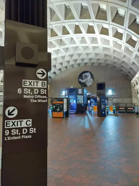 Washington D.C., ABD, 1 Ekim 2024: Washington DC 'deki L' Enfant Plaza metro istasyonunun içi. Uzay giysili astronot Ulusal Havacılık ve Uzay Müzesi 'ne çıkıyor. Önplanda yön göstergesi