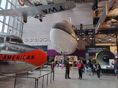 Washington D.C. - 1 Ekim 2024: Douglas DC-7, Boeing 747-151 ve TWA 'dan Northrop Alpha ile Ulusal Hava ve Uzay Müzesi' nin 
