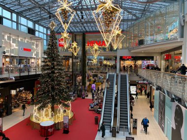 Viyana, Avusturya, 11 Aralık 2024: Viyana 'daki Westfield Donauzentrum alışveriş merkezindeki Noel dekorasyonuna bakınız. Alışveriş merkezinde dev bir noel. Güzel iç mekan.