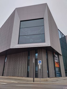 Regensburg, Bavyera, Almanya, 1 Aralık 2024: Regensburg şehir merkezinde Haus der Bayerischen Geschichte (Bavyera Tarihi Müzesi) cephesi ve penceresi 2019 yılında açıldı. Dikey resim.