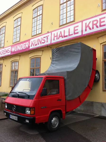 Krems, Lower Austria, Avusturya - 9 Haziran 2012: Avusturyalı sanatçı Erwin Wurm tarafından sanat müzesi Kunsthalle Krems 'in ön cephesinde 